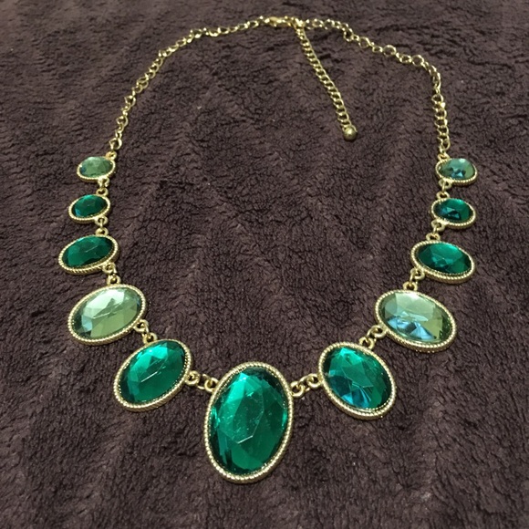 đź”´ Green and Gold Statement Necklace - Picture 6 of 7